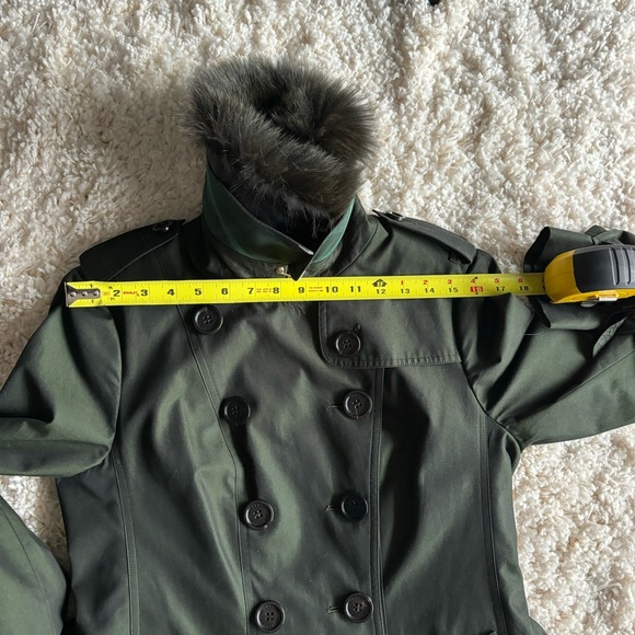 Burberry Sandringham Trench coat with removable fur collar in dark olive green - Picture 13 of 17